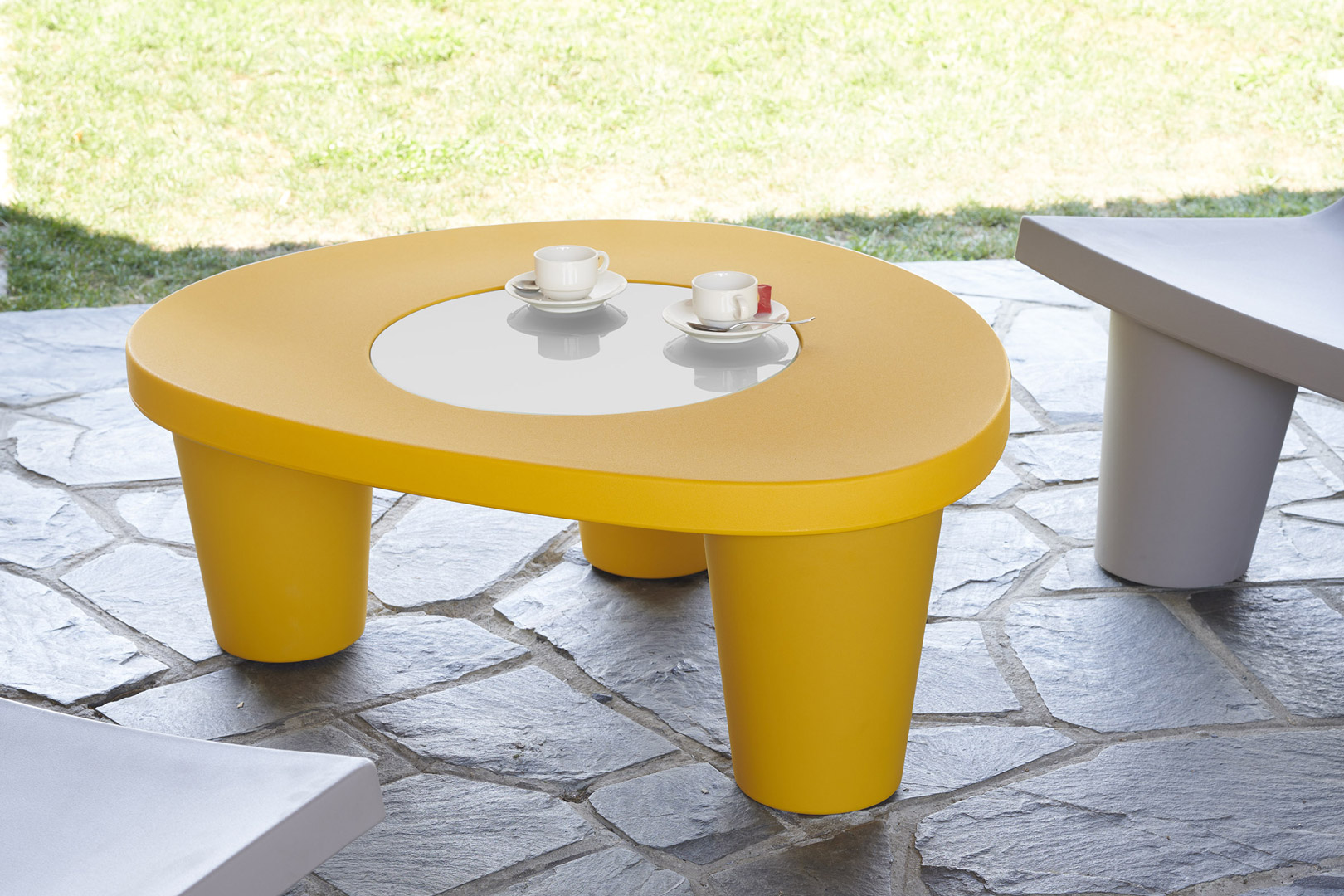 LOW LITA TABLE